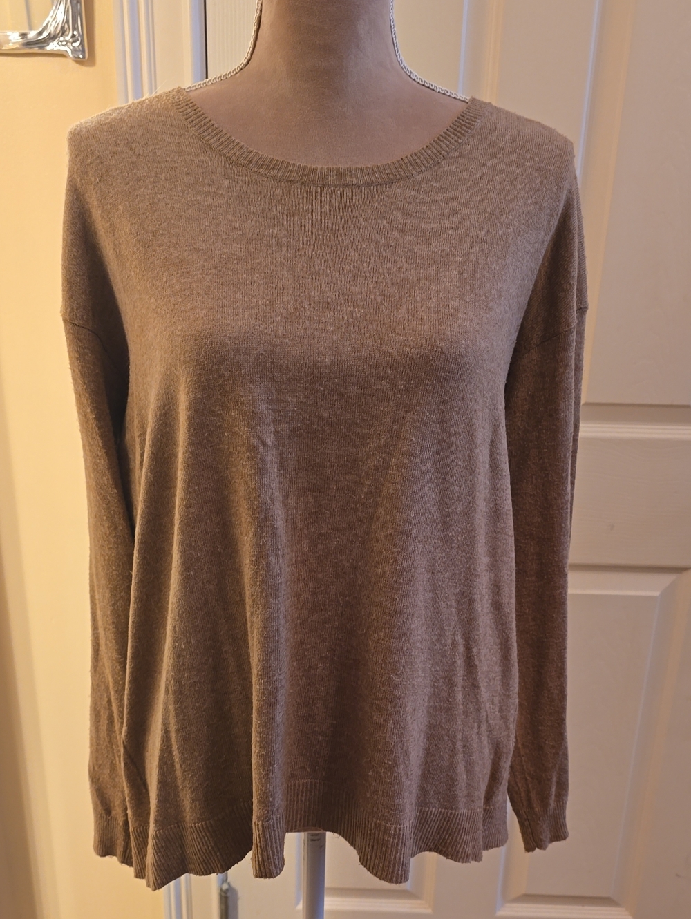 LUMIERE Size Medkum Women's Scoop Neck Lightweight Sweater in Taupe